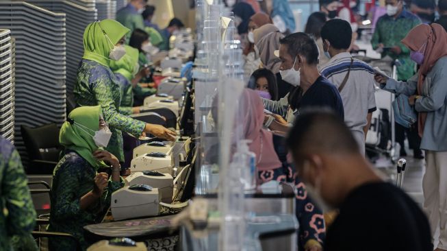 Sejumlah calon penumpang pesawat melakukan lapor diri di Terminal 3 Bandara Soekarno Hatta, Tangerang, Banten, Selasa (8/3/2022). ANTARA FOTO/Fauzan