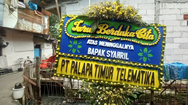 Karangan bunga ucapan duka cita terhadap karyawan Palapa Timur Telematika yang tewas dibunuh OPM. (Suara.com/Arga)