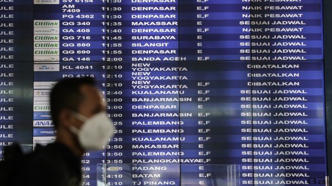 Sejumlah calon penumpang pesawat berjalan di Terminal 3 Bandara Soekarno Hatta, Tangerang, Banten, Selasa (8/3/2022).