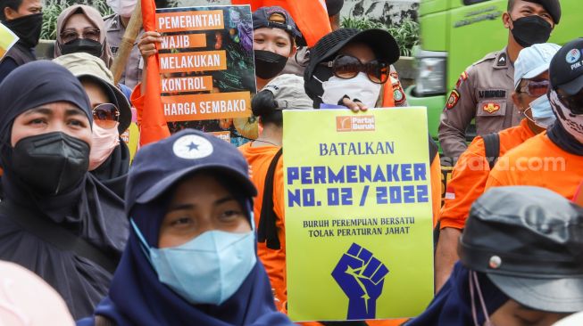 Sejumlah buruh perempuan yang tergabung dalam berbagai serikat melakukan aksi unjuk rasa di depan Gedung DPR RI, Senayan, Jakarta Pusat, Selasa (8/3/2022). [Suara.com/Alfian Winanto]