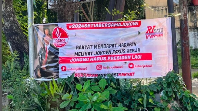 Riuh Baliho Jokowi Tiga Periode Dipasang di Angkatan 66, Politisi Demokrat Muchendi: Dak Apo-Apo Setia, 2024 Harus Ganti