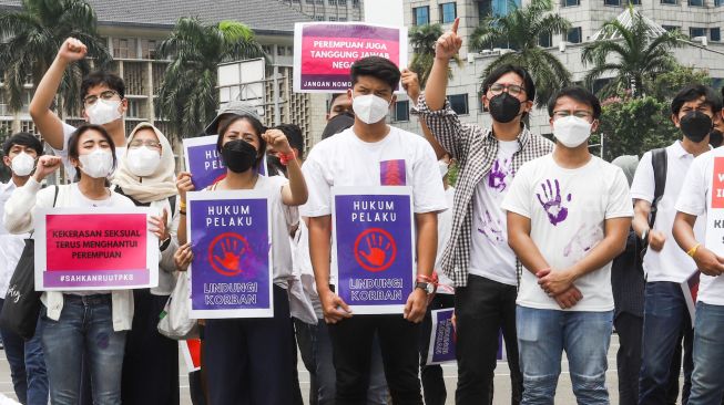 Sejumlah massa dari berbagai organisasi mengelar aksi unjuk rasa di kawasan Patung Kuda, Jakarta Pusat, Selasa (8/3/2022). [Suara.com/Alfian Winanto]