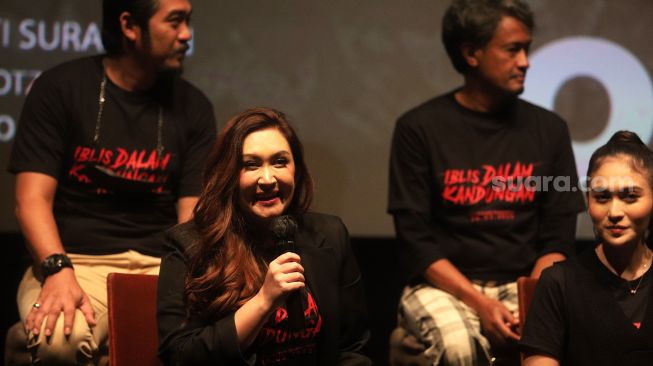 Pemeran Nafa Urbach memberikan keteranga pers saat "Press Screening" film Iblis Dalam Kandungan di XXI Epicentrum Kuningan, Jakarta, Selasa (8/3/2022). [Suara.com/Angga Budhiyanto]