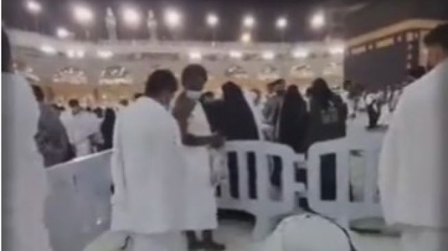 Viral! Video Perempuan Histeris dan Melepaskan Pakaian di depan Ka'bah Gegerkan Warganet