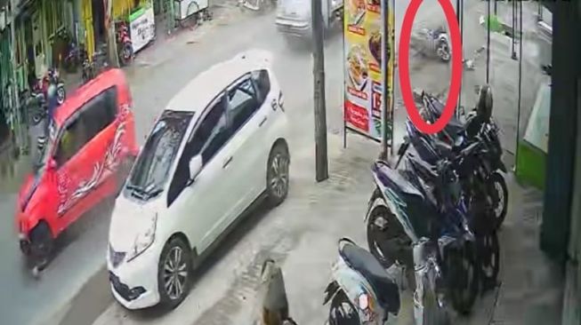 Viral Rekaman CCTV Mobil Seruduk Dua Kendaraan di Jember Jadi Sorotan Warga, Diduga Sopir Mengantuk