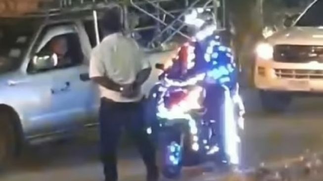 Viral Pria Naik Motor Pakai Lampu Kelap-kelip Sekujur Tubuh, Warganet: Menerangi sampai Pembuluh Darah