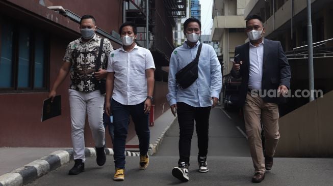 Influencer Doni Salmanan (kedua kanan) tiba untuk menjalani pemeriksaan di Bareskrim Polri, Jakarta, Selasa (8/3/2022). [Suara.com/Angga Budhiyanto]