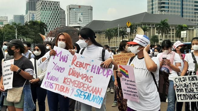 Transpuan saat ikut memperingati hari perempuan internasional di kawasan Patung Kuda, Monas, Jakpus.(Suara.com/Ummi HS)