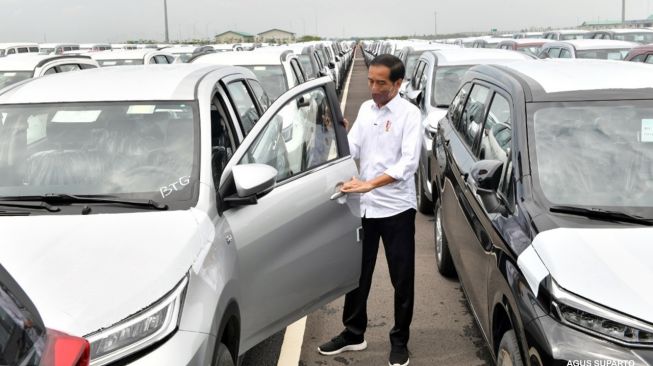 Presiden Joko Widodo atau Jokowi meninjau proses ekspor mobil di Pelabuhan Patimban, Kabupaten Subang, Jawa Barat, Selasa (8/3/2022). (Agus Suparto)