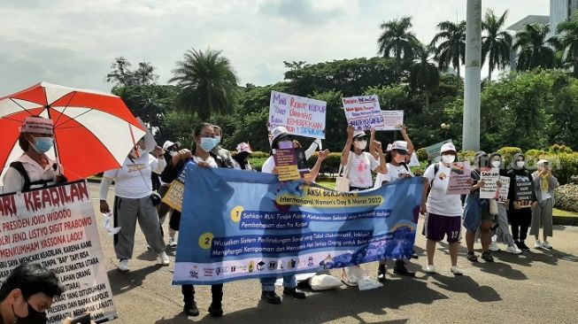 Peringati Hari Perempuan Internasional di Jakarta, Massa Aksi: Sahkan RUU TPKS Pro Korban!