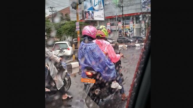 Mungkin ketinggalan kali baju jas hujannya, sehingga pakai celananya doang (Facebook)