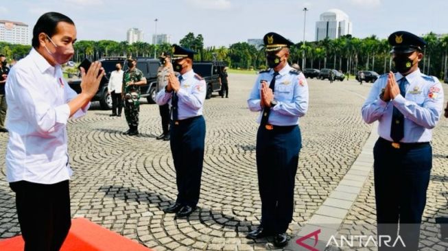 Helikopter Mengantar Presiden RI Joko Widodo Hadiri Pelepasan Ekspor Mobil