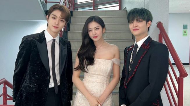 MC NiNiNi Rayakan Satu Tahun Debut sebagai MC Inkigayo