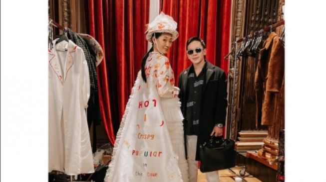 Gaun Geprek Bensu di Fashion Show Paris Curi Perhatian, Komentar Warganet Bikin Geleng-geleng Kepala