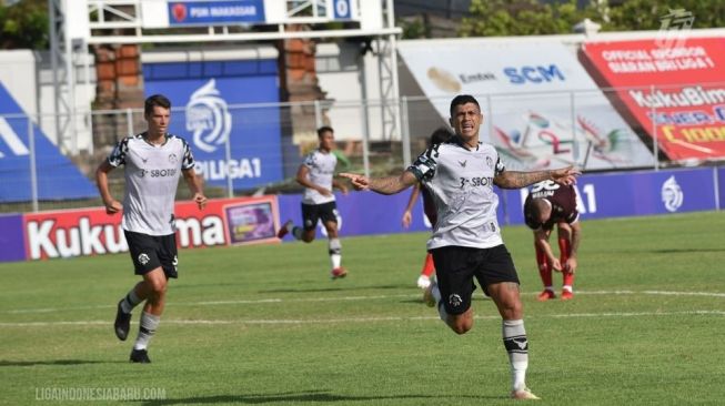 Penyerang Tira Persikabo Ciro Alves merayakan golnya ke gawang PSM Makassar dalam dalam pekan ke-25 BRI Liga 1 2021/2022 di Stadion Kompyang Sujana, Bali, Selasa (15/2/2022). (dok Liga Indonesia baru)