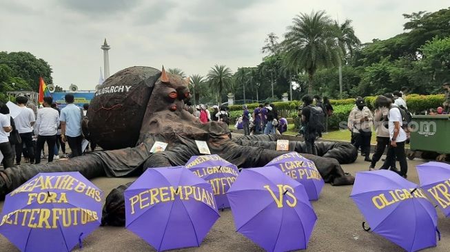 Jadi Simbol Oligarki dan Partiarki yang Menindas, Aktivis Perempuan Boyong 'Gurita Bertanduk' ke Patung Kuda Monas