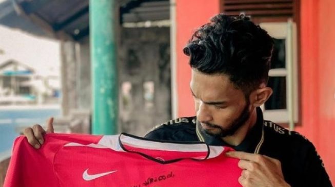 Demi Bangun Pesantren, Martunis Lelang Jersey MU Bertanda Tangan Cristiano Ronaldo