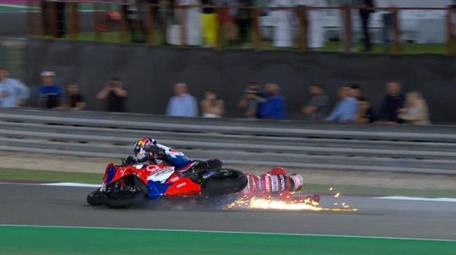 Insiden kecelakaan Francesco Bagnaia dan Jorge Martin saat MotoGP Qatar 2022. (MotoGP)