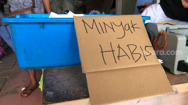 Ngantre Panjang, Ratusan Warga Serbu Gerai Distribusi Minyak Goreng di Samarinda, Warga Minta Dikasihani