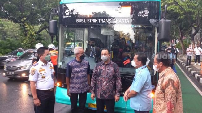 Gubernur DKI Jakarta Anies Baswedan dalam peluncuran bus listrik TransJakarta di kawasan Monas, Jakarta Pusat, Selasa (8/3/2022). [Suara.com/Fakhri Fuadi Muflih]