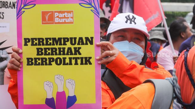 Sejumlah buruh perempuan yang tergabung dalam berbagai serikat melakukan aksi unjuk rasa di depan Gedung DPR RI, Senayan, Jakarta Pusat, Selasa (8/3/2022). [Suara.com/Alfian Winanto]