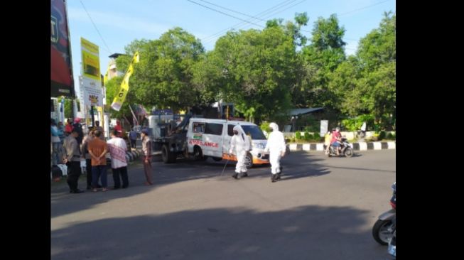 Ambulans pembawa jenazah yang mengalami kecelakaan diangkut mobil towing (Facebook)