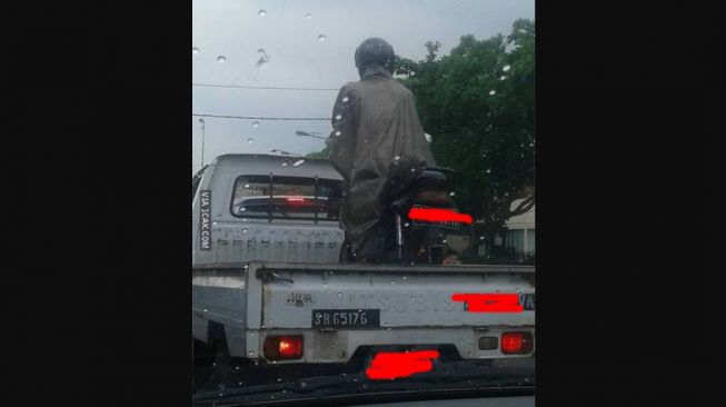 Kenapa tidak masuk ke kabin mobil pikapnya saja lho (1cak)