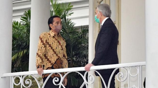 Presiden Joko Widodo atau Jokowi bertemu dengan mantan Perdana Menteri Inggris Tony Blair di Istana Bogor, Selasa (8/3/2022). [Dok. Setpres/Agus Suparto]