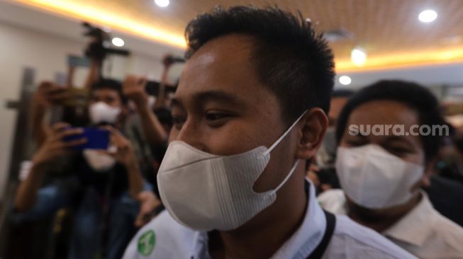 Influencer Doni Salmanan tiba untuk menjalani pemeriksaan di Bareskrim Polri, Jakarta, Selasa (8/3/2022). [Suara.com/Angga Budhiyanto]