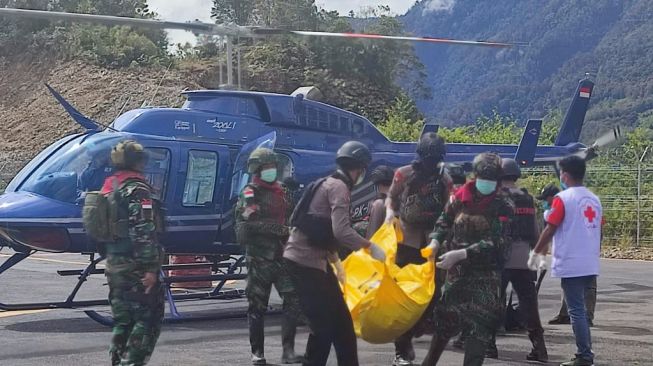 Keterangan Foto: Proses evakuasi delapan jenazah karyawan  Palapa Timur Telematika (PTT) yang menjadi korban penyerangan Tentara Pembebasan Nasional Papua Barat-Organisasi Papua Merdeka (TPNPB-OPM) dari lokasi kejadian di Distrik Beoga, Kabupaten Puncak, Papua, Senin (7/3/2022). (Dispenad).