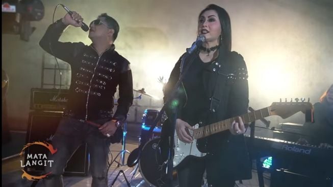 Ratna Listy dan Panglima Langit dalam video klip lagu "Guna-Guna". [YouTube]