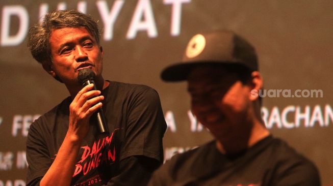 Aktor Iang Darmawan memberikan keterangan pers saat "Press Screening" film Iblis Dalam Kandungan di XXI Epicentrum Kuningan, Jakarta, Selasa (8/3/2022). [Suara.com/Angga Budhiyanto]