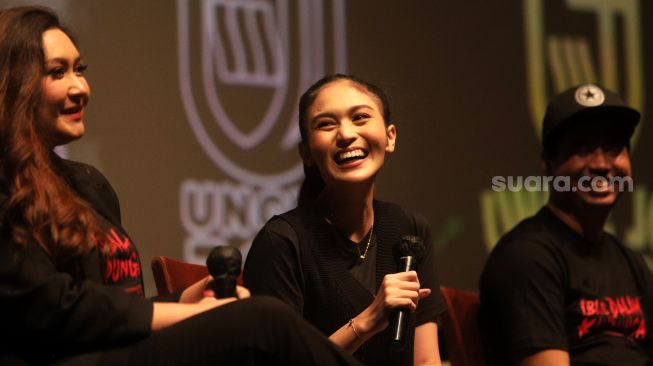 Pemeran Denira Wiraguna memberikan keterangan pers saat "Press Screening" film Iblis Dalam Kandungan di XXI Epicentrum Kuningan, Jakarta, Selasa (8/3/2022). [Suara.com/Angga Budhiyanto]