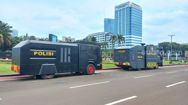 Mobil water canon disiagakan aparat saat buruh memperingati hari perempuan internasional di DPR RI. (Suara.com/Bagaskara)