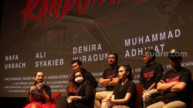 Para pemain, penulis, dan director film Iblis Dalam Kandungan memberikan keterangan pers saat "Press Screening" film terbaru mereka di XXI Epicentrum Kuningan, Jakarta, Selasa (8/3/2022). [Suara.com/Angga Budhiyanto]