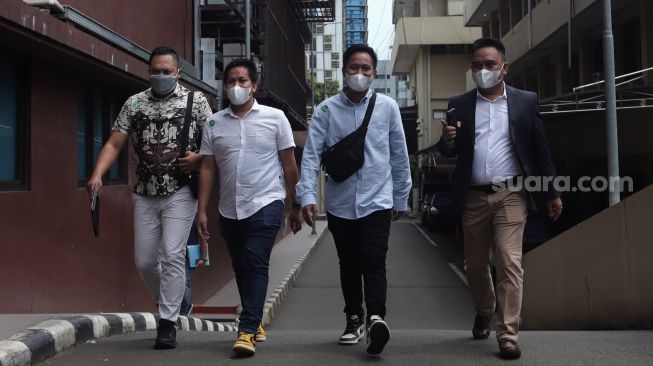 Influencer Doni Salmanan (kedua kanan) tiba untuk menjalani pemeriksaan di Bareskrim Polri, Jakarta, Selasa (8/3/2022). [Suara.com/Angga Budhiyanto]