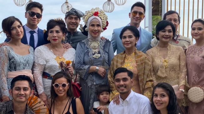 Adu Gaya Artis di Pernikahan Venna Melinda (instagram/@allaboutfelisha)