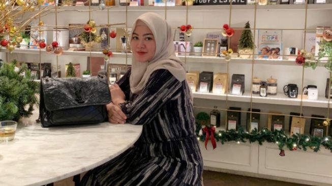 Penampilan Baru Mantan Istri Zumi Zola Usai Lepas Hijab, Warganet Pangling