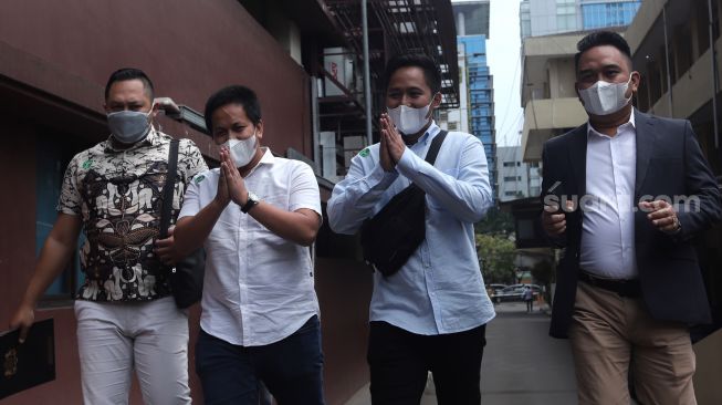 Influencer Doni Salmanan (kedua kanan) tiba untuk menjalani pemeriksaan di Bareskrim Polri, Jakarta, Selasa (8/3/2022). [Suara.com/Angga Budhiyanto]