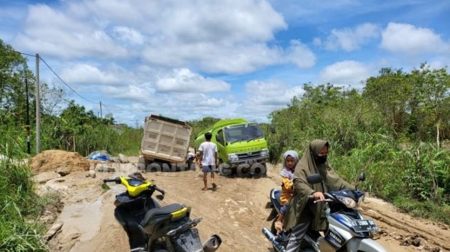 Jalan Poros Bontang Lestari-Desa Marangkayu Sempat Lumpuh 5 Jam, Truk Muatan CPO Sempat Terjebak di Kubangan