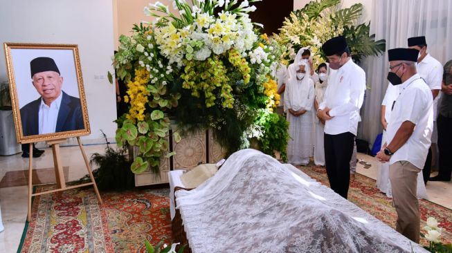 Takziah ke Rumah Duka Almarhum Arifin Panigoro, Jokowi jadi Jemaah Salat Jenazah