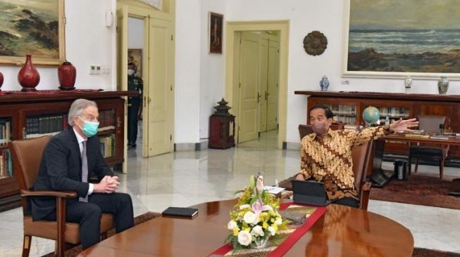 Presiden Joko Widodo atau Jokowi bertemu dengan mantan Perdana Menteri Inggris Tony Blair di Istana Bogor, Selasa (8/3/2022). [Dok. Setpres/Agus Suparto]