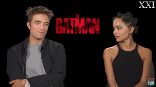 Robert Pattinson dan Zoe Kravitz saat wawancara dengan Cinema XXI. [YouTube Cinema 21]