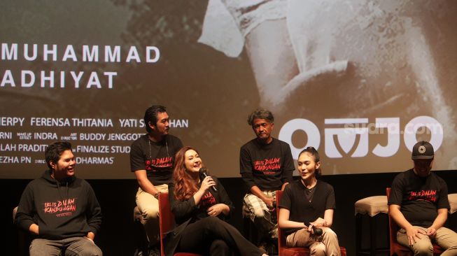 Para pemain, penulis, dan director film Iblis Dalam Kandungan memberikan keterangan pers saat "Press Screening" film terbaru mereka di XXI Epicentrum Kuningan, Jakarta, Selasa (8/3/2022). [Suara.com/Angga Budhiyanto]