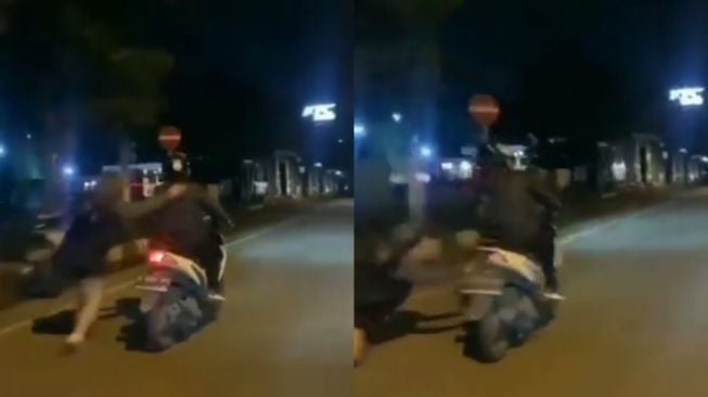 Viral aksi nekat pembonceng yang lompat dari motor. (Instagram)