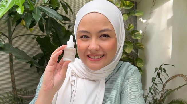 Revalina S Temat mengaku lebih senang melakukan perawatan kecantikan di rumah. [Instagram]