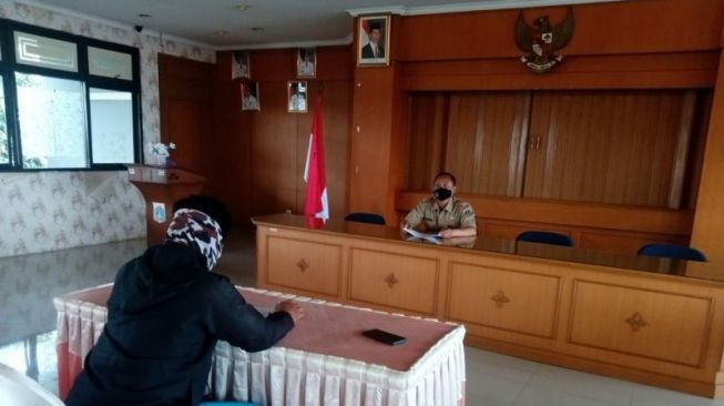 Jejen Sujana (43) menjalani tes sebagai calon petugas PPSU Kelurahan Rawa Badak Selatan, Koja, Jakarta Utara, Senin (7/3/2022). [Dok. Kominfotik Jakarta Utara]