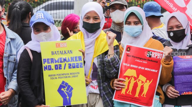 Sejumlah buruh perempuan yang tergabung dalam berbagai serikat melakukan aksi unjuk rasa di depan Gedung DPR RI, Senayan, Jakarta Pusat, Selasa (8/3/2022). [Suara.com/Alfian Winanto]