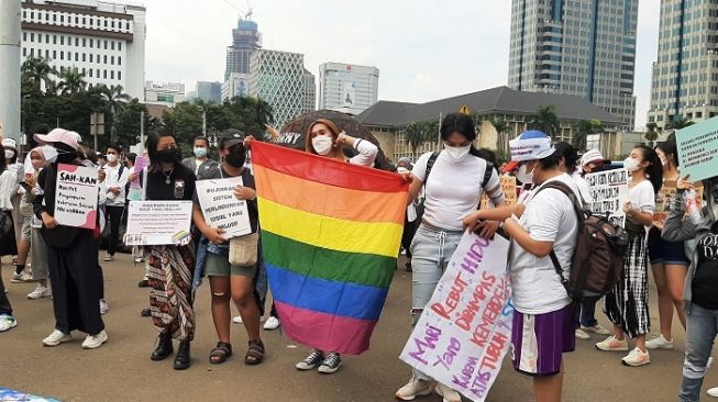 Bentangkan Bendera LGBT saat International Women's Day di Jakarta, Transpuan: Kami Menuntut Hak Kesetaraan!