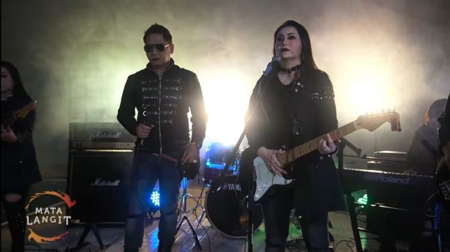 Ratna Listy dan Panglima Langit dalam video klip lagu "Guna-Guna". [YouTube]